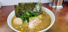 近所のラーメン屋にワンピースの作者のサインとか声優のサインとかあった