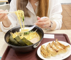 【画像】女の子「にへへ……♡♡♡ちっちゃいラーメンっ♡♡♡」⇒！