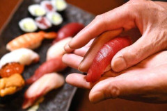 【悲報】寿司職人「10年修行してやっと1人前です」