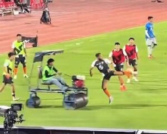 【動画】ウォームアップ中の選手がピッチローラーに轢かれる事故。