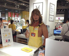 【画像あり】ロフトで働くセクシーエプロン姿の店員さんが激写されるｗｗｗｗｗｗｗｗ