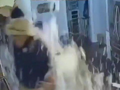 屋根の点検に来た保険の査定員が、キッチンの天井から降ってくる「異常なしです」【海外の反応】