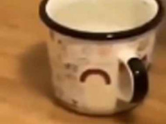 可愛い彼女が水を飲もうとしていた。マグカップの取っ手をちゃんと持ちたい！ → でも少し不器用です…