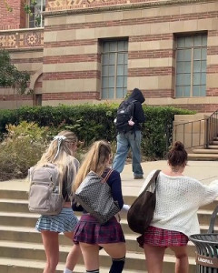 【画像】アメリカの女子高生、全員ミニスカ