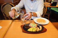【悲報】サイゼで1人飲みオジサン、店員の対応にブチ切れて途中退室ｗｗｗｗ
