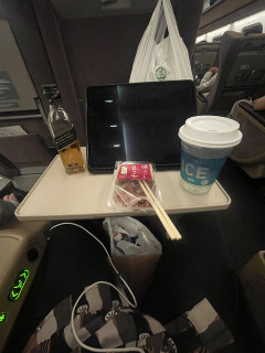 新幹線で酒飲んでる🥺