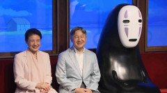 天皇皇后両陛下「ジブリパーク」を訪問　「カオナシ」と写真撮影も　映画の名場面を再現した展示を見学　陛下の携帯電話で撮影も