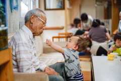 【悲報】ついに逆転…世界のジジババ、乳幼児の数を上回る👶