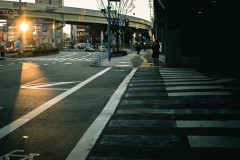 スマホを見ながら横断歩道を渡ろうか迷う歩行者がいた。前の車が4台通過したので自分も無視しようとしたら…