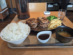 彡(^)(^)「1kgハンバーグを15分以内に完食でタダ？余裕やん♪」→結果wwwwwwwwww