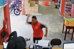 【動画】ブラジル人さん、銃を持った強盗をマチェーテで撃退してしまうｗｗｗｗｗ