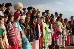 ロシア人「お前らが最後に伝統衣装を着たのはいつ？」