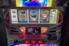 パチスロ打ちながらスマホで動画見るくらいなら帰れよ