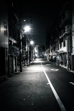【悲報】神奈川の路上で『全裸』発生…胸元と下半身を手で隠すスタイルにツッコミ殺到 ｗｗｗｗｗ