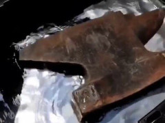 鉄の金床がぷかぷか浮かぶ銀色の液体「飲んだら…いや、やめとこう」【海外の反応】
