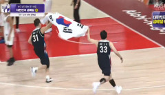 【動画あり】アジア大会バスケ韓国 VS 日本、勝利した韓国選手、太極旗を持ってコートを駈け回る・・・