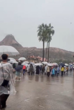 【動画】台風のディズニーランド、普通に客が押し寄せるｗｗｗｗｗｗｗｗ