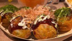 外国人「タコ焼きってどうやって食べるのが正しいの？？」