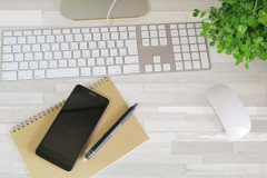 アトピーでいじめられ、高校中退。→派遣社員として働いていたが、歩けなくなり解雇される。→父から20万円もらい、家を出ると…