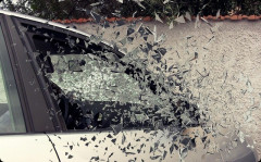 目の前で駐車中の車が事故った。 運転手のおばはんは無事だったんだけど壁や車がやばかったから「警察呼んで事故証明とったら？」と呼ばせたら…