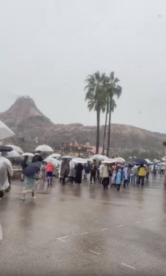 【動画】台風のディズニーランド、普通に客が押し寄せてしまうｗｗｗｗｗｗｗｗ
