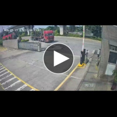 【動画】バイク女さん潰される………