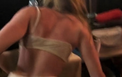 女性さん、服の中に虫が入ったぐらいでパニックを起こし下着姿になってしまうｗｗｗｗｗいやデカすぎってレベルじゃねぇぞｗｗｗｗｗｗｗｗ