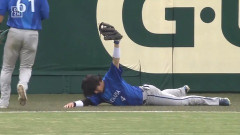 DeNA・度会隆輝、フェンスに激突しながらも好捕！今季4ポジションノーエラー！阪神・坂本はガッツポーズで気持ちよく一周
