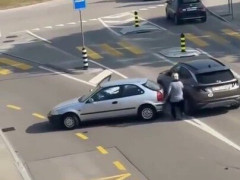スイスの路上で詰め寄られたSUV、前の車を押しのけて逃げた先で…【海外の反応】