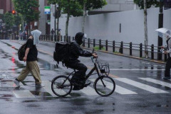 【爆笑】大雨だからウーバーイーツ頼んだらずぶ濡れの貧乏人さんが配送してきてワロタwwwwwwwwww