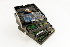【HDDケース】電源周りがゴミだと24TB 前後クラスのHDDとか動作不安定やで お立ち台とか5ベイケースとか心当たり多すぎやろ