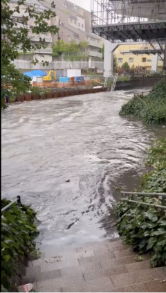 【悲報】東京都港区麻布十番のドブ川、冠水してしまう・・・