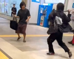 【動画】新宿駅に警棒を振り回す男が現れる。子連れのおじさんも襲われる。