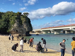 外国人「沖縄のビーチが美しい」I Will Always Travel for Foodが沖縄市のビーチを散策してる