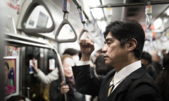 【衝撃】電車乗ってたらデブ女に中指立てられたｗｗｗｗｗ（※画像あり）