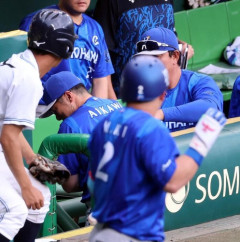 DeNA相川監督の右腕に度会のファウルが直撃　球場どよめくアクシデント→アイシングでグルグル巻きに