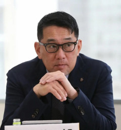 元カープ野村謙二郎に還暦の花束贈呈。←番組卒業で監督就任との憶測流れる。