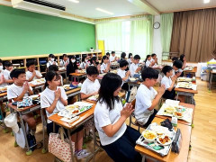外国人「日本の給食は素晴らしい」Japanese Food Craftsmanが大阪の小学校ランチを紹介してる
