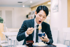 34歳だけど食事の時に「はむっ」って言っちゃう