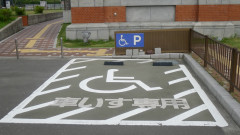 おっさん「障害者用スペースに駐車するな」私「私は義足です。障害者が停めたらダメなんですか？」おっさん「」私「なんで隣のベンツの人には言わないんですか？」
