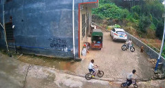 【恐怖】ノーブレーキで坂を下る子供の自転車、壁に激突した勢いでそのまま崖下に消えていく衝撃映像…