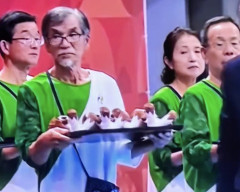 【悲報】アジア大会、表彰式のメダル運びがババアとジジイだらけだった模様