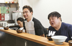 【驚愕】ラーメン屋で意味不明な事がｗｗｗ 店員「大盛り無料ですが？」バカ「いや、普通盛りで」俺「イラッ！」⇒結果！