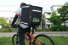 【悲報】資本主義って余りにも残酷じゃない？Uberとかで自転車で走ってるの見てられない