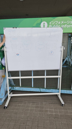 【画像】アジア大会、野球韓国✖️台湾戦の案内板がホワイトボードに手書きで韓国人大爆笑ｗｗｗｗ