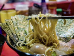 【悲報】たかがラーメン屋、3時間待ち