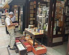 【悲報】アメリカさん、AIの為に日本の古本50トンお買いになられる・・・・