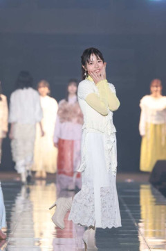 日向坂46正源司陽子、レースで魅せる大人ガーリースタイル　キュートなポージングも