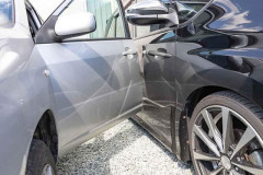小学生の息子が高級車に傷をつけ３０万を請求されました。親が払うべきですか？
