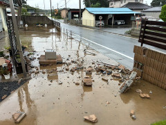 茨城県坂東市で当て逃げ事故 赤のプリウスが車庫に激突し逃走